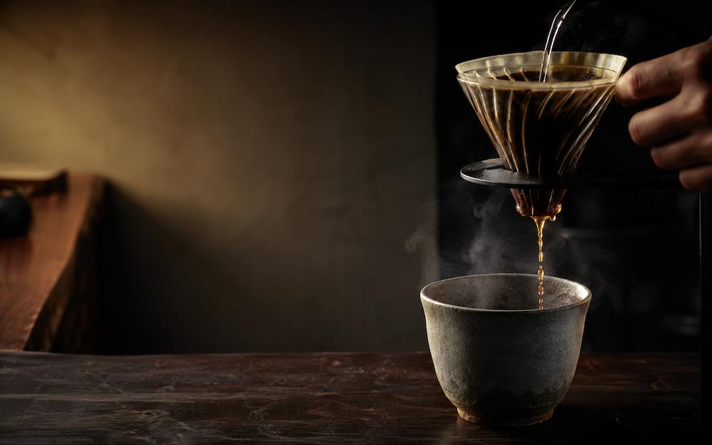 ハンドドリップでコーヒーを淹れる様子